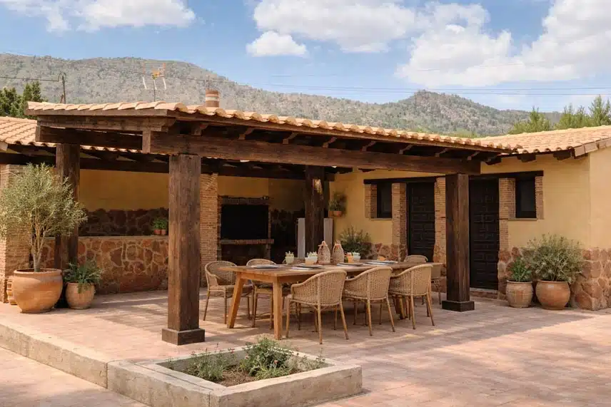 Decoración de exteriores. Porche con vigas de hormigón imitación madera.